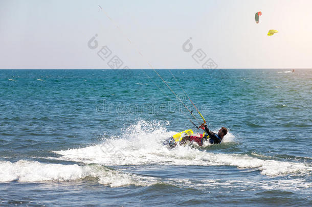 运动员骑在风筝冲浪板上的海浪
