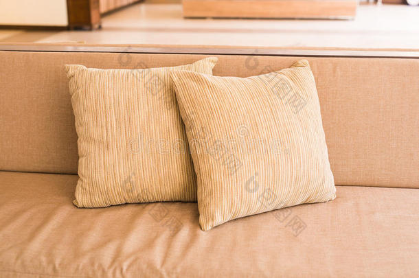舒适的沙发和枕头。 客厅室内和<strong>家居装饰</strong>概念