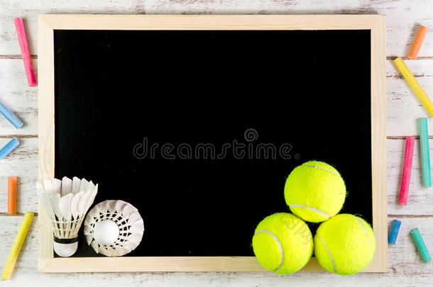 空白<strong>黑板</strong>，毽子和网球在木制桌子上。<strong>模板</strong>模拟添加您的设计，并留下空间在旁边