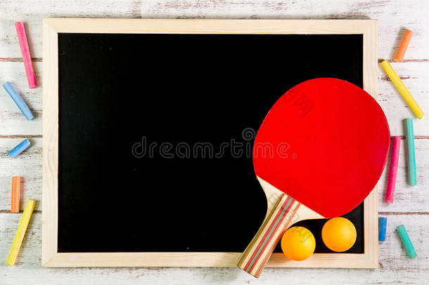 空白黑板，乒乓球在木桌上。模板模拟U