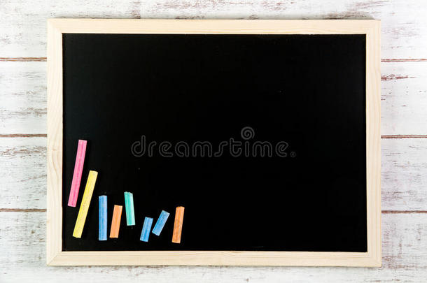 木制桌子上的空白<strong>黑板</strong>和彩色粉笔。<strong>模板</strong>模拟U