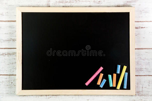 木制桌子上的空白<strong>黑板</strong>和彩色粉笔。<strong>模板</strong>模拟U