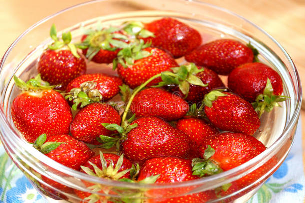 新鲜草莓与水的容量