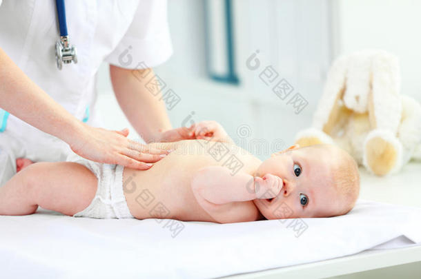儿科医生检查婴儿肚子