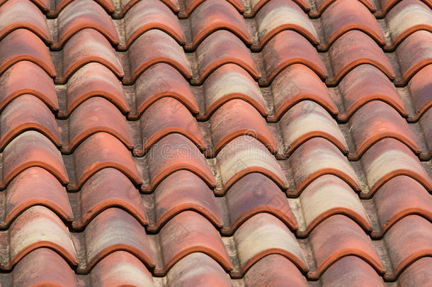 乡村房子屋顶上的粘土（兵马俑）瓷砖
