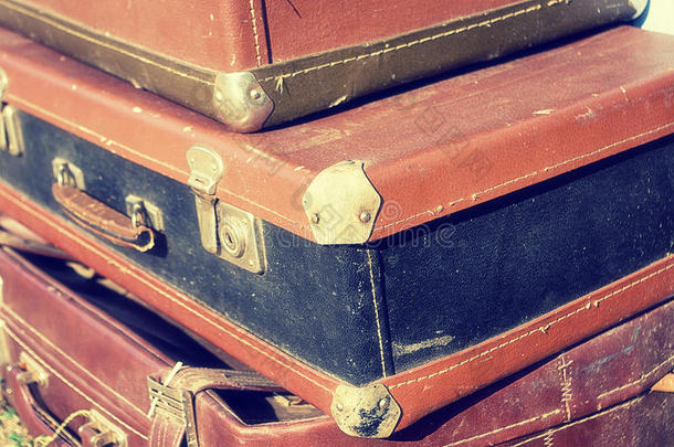 美丽的复古破旧的古老手提箱，阀门复古风格的设计。 概念旅行。 色调的照片。