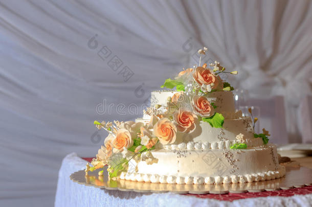 美丽的白色婚礼<strong>蛋糕</strong>装饰着<strong>甜美</strong>的玫瑰