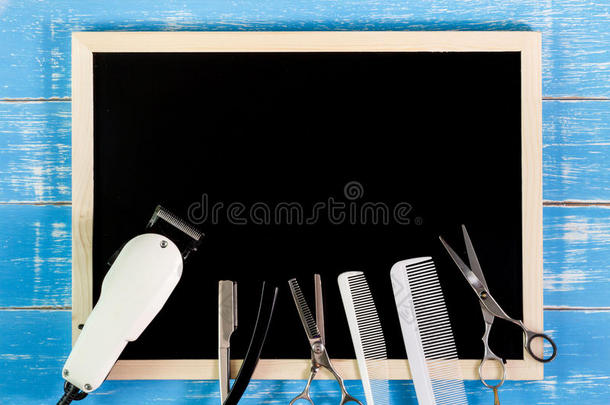空白黑板和剪刀理发师设置与各种配件在木桌上。模板模拟添加您的设计