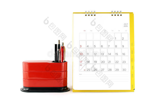 特写黄色<strong>书桌</strong>日历与日期在2016年7月和红色<strong>书桌</strong>组织者隔离在白色背景