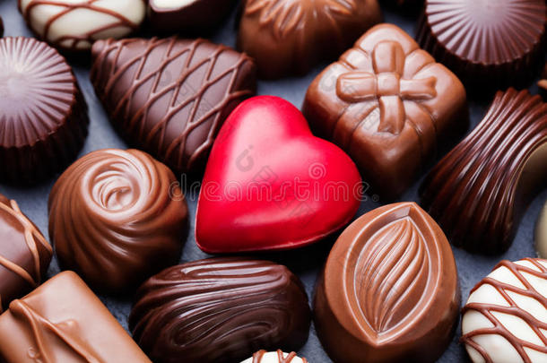 各种优质巧克力糖果，白色，深色，牛奶巧克力糖果背景