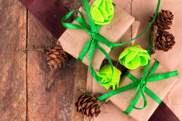 用天然纸包裹在旧木头上的绿色礼物