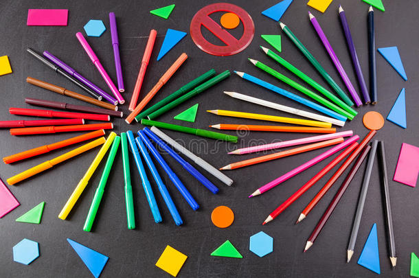 彩色铅笔在黑板上的圆圈和<strong>几何图</strong>形