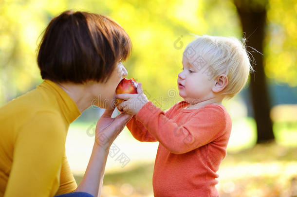 美丽的女人和她可爱的小孙子吃水果