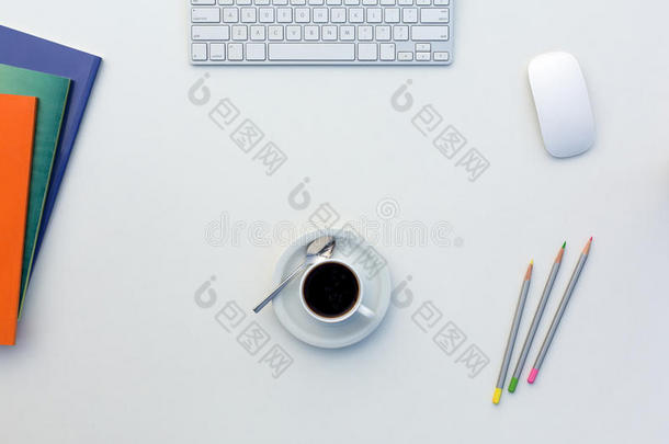 有创意的办公室明亮的桌子，有彩色杂志、铅笔、电脑和咖啡杯