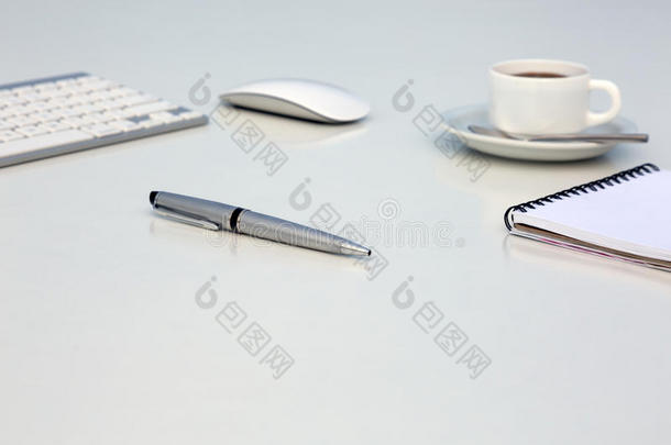创意办公室明亮的桌子与电脑键盘鼠标记事本执行笔和咖啡杯