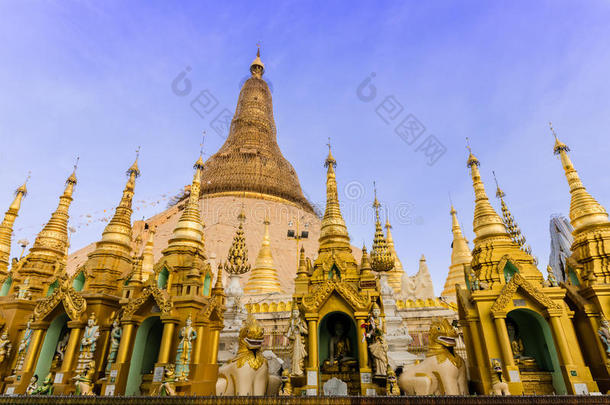 黄昏时分，Shwedagon宝塔的金色佛塔。