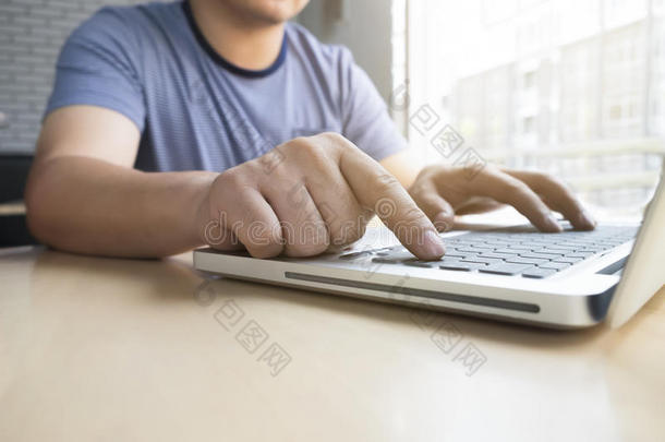 商人双手在电脑或笔记本电脑键盘上打字