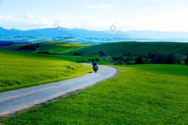 美丽的景观绿色和黄色的草地道路和自行车