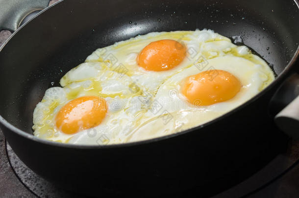 三个煎蛋