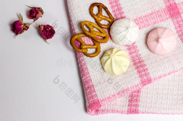 饼干，墨汁，桌布上的干玫瑰，美味的照片
