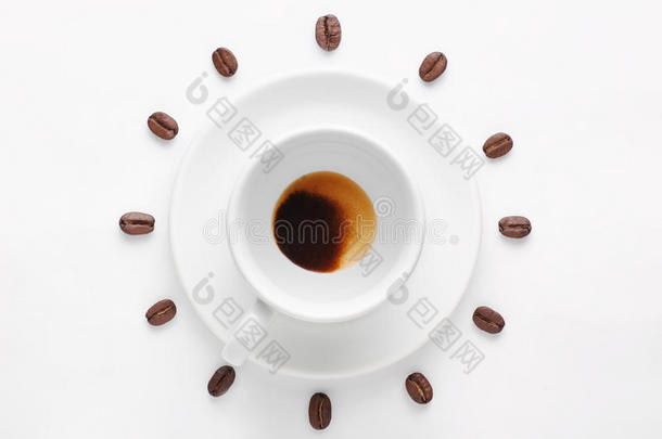 在白色背景下饮用一杯咖啡和咖啡豆，形成从顶部观看的时<strong>钟表盘</strong>
