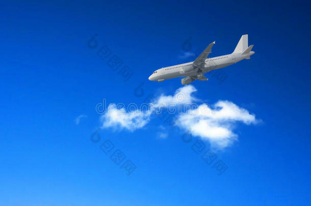飞机迎着蓝天降落。