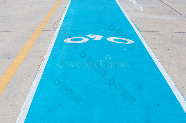 在沥青路上画的自行车道。 骑自行车的人的车道。 交通标志和道路安全