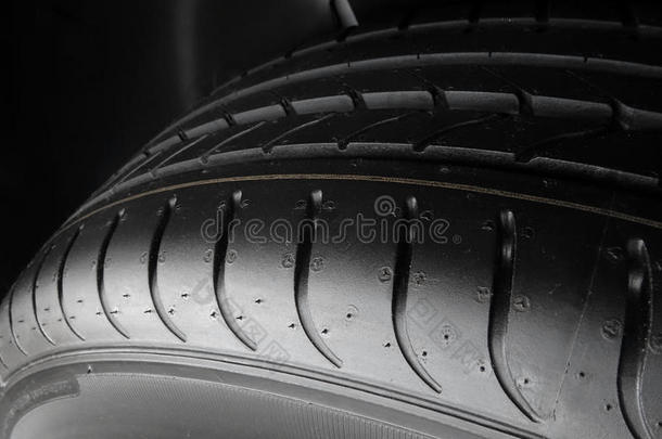 汽车零件店。 <strong>详细介绍</strong>了新轮胎上的胎面块和沟槽
