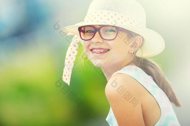 女孩快乐的女孩十几岁前。 戴眼镜的女孩。 戴牙套的女孩。 年轻可爱的白种人金发女孩穿着夏季服装
