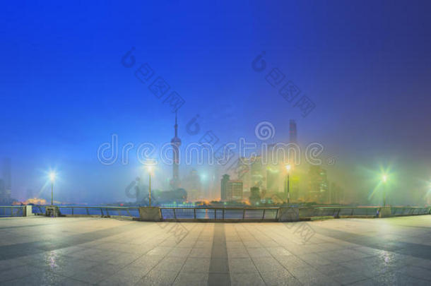 美丽的夜晚上海的城市景观与城市灯在黄浦江，上海，中国