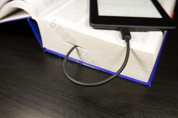 阅读书籍的电子设备（电子书阅读器，电子书），在设备上下载书籍的概念