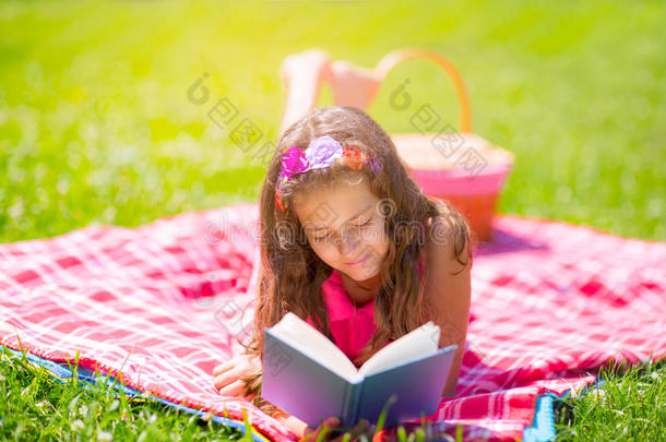 女孩在暑假学习和看书