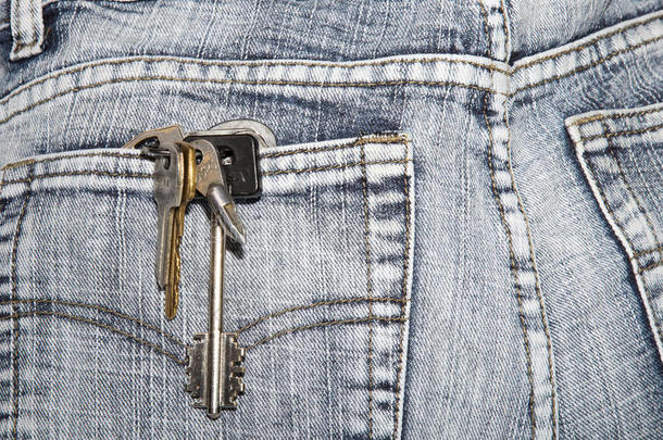 一堆钥匙在牛仔裤的臀部口袋里