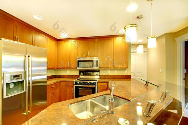 明亮的厨房室内配备早餐棒和不锈钢电器。