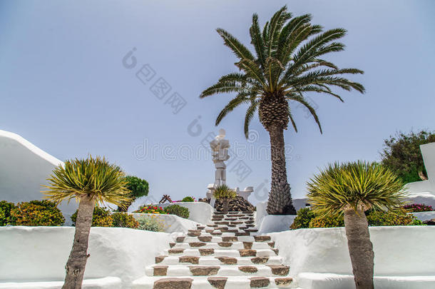 加那利群岛的楼梯装饰着棕榈树