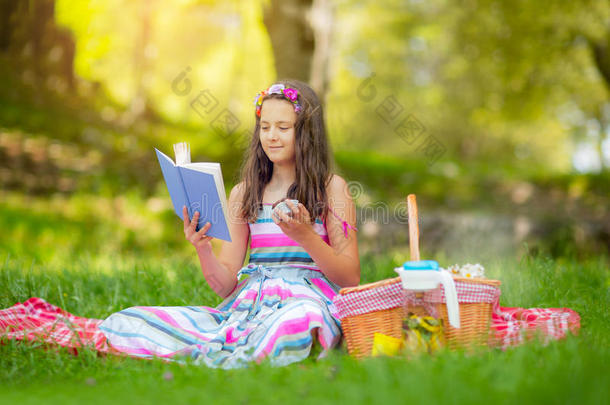 女孩在暑假学习和看书