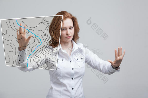 地理信息系统的概念，女科学家与未来主义的GIS接口在一个透明的屏幕上工作。