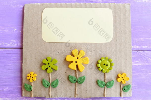 可爱的贺卡与塑料花和叶子。卡片与装饰按钮和空的地方为文本