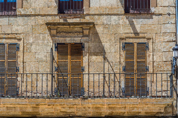 带有阳台的古董<strong>欧洲建筑</strong>。 西班牙