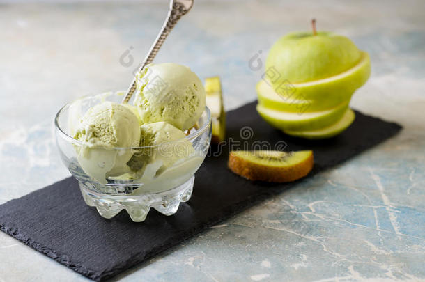<strong>绿色清爽</strong>的开心果冰淇淋放在玻璃碗里