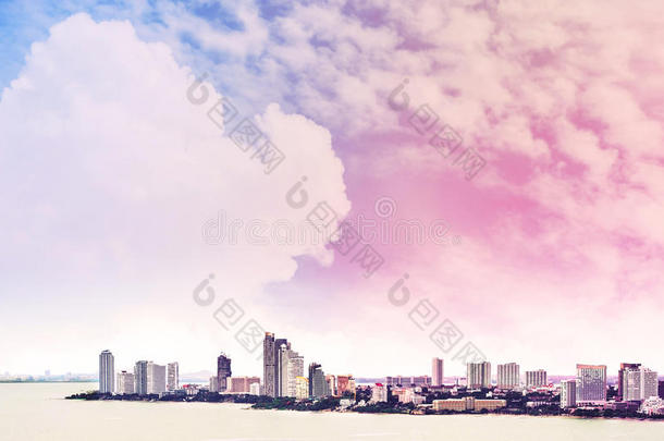 <strong>彩云</strong>和天空与城市景观从高角度，芭堤雅城市在泰国