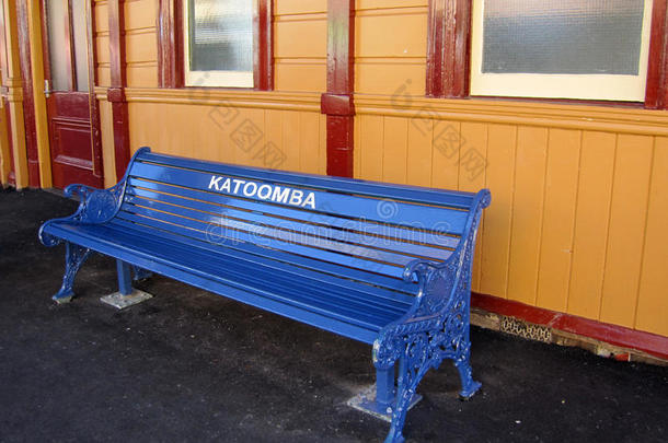 蓝色车站长凳