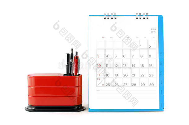 关闭蓝色办公桌日历与日期在2016年7月和红色办公桌组织者隔离在白色背景