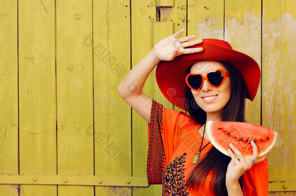 戴太阳镜的女孩和戴西瓜片的红色帽子