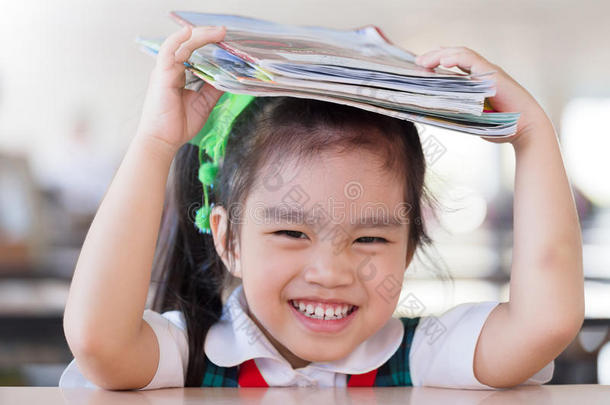 教育和学校概念亚洲（日本，<strong>中国</strong>，韩国）漂亮的女孩拿着一本书和<strong>阅读</strong>