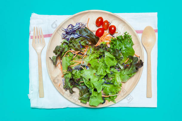 新鲜沙拉与水果和蔬菜在蓝色背景顶部视图。 健康的食物。 吃干净的概念。 平躺。