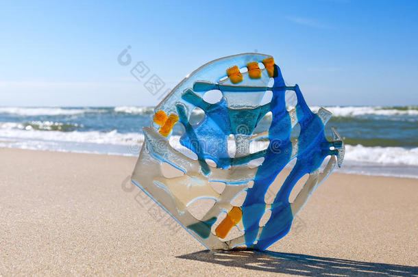 海洋背景中彩色玻璃的抽象组成。 融合。