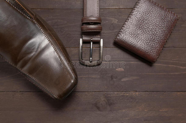 优雅的套装：棕色钱包，棕色<strong>男鞋</strong>，棕色皮带