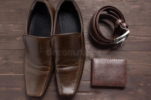 优雅的套装：棕色钱包，棕色<strong>男鞋</strong>，棕色皮带