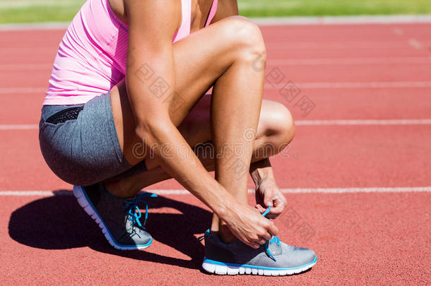 女运动员系着跑鞋